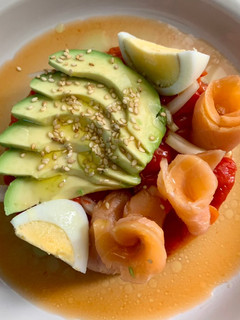 Una foto de Ensalada de pimientos con aguacate y salmón