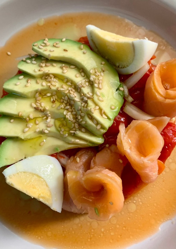 Una foto de Ensalada de pimientos con aguacate y salmón
