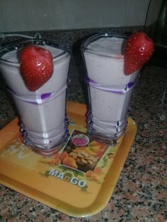 صورة لوصفة سموذي موز وفراولة 🍌🍓