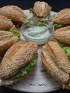 Una foto de Bocadillos de pollo con alioli verde