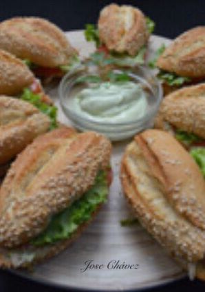 Una foto de Bocadillos de pollo con alioli verde
