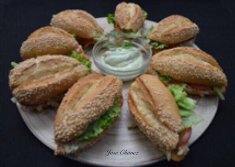 Bocadillos de pollo con alioli verde