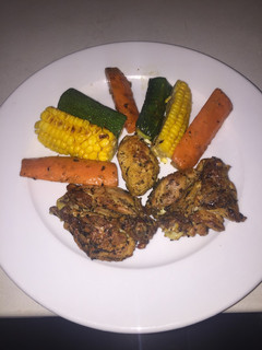 Una foto de Pollo y vegetales a la parrilla