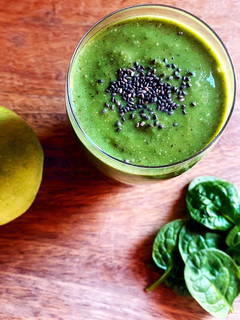 Una foto de Smoothie de manzana, chía y espinacas