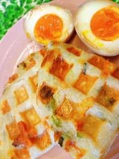 起司蔥抓格子鬆餅+溏心蛋 的食譜成品照片