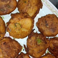 A picture of Alu vada.