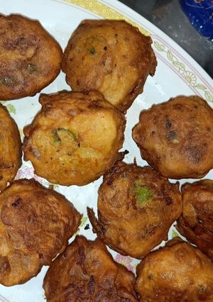 A picture of Alu vada.