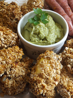 Una foto de Alitas de pollo muy crocantes con guacamole
