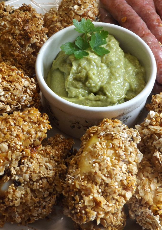 Una foto de Alitas de pollo muy crocantes con guacamole