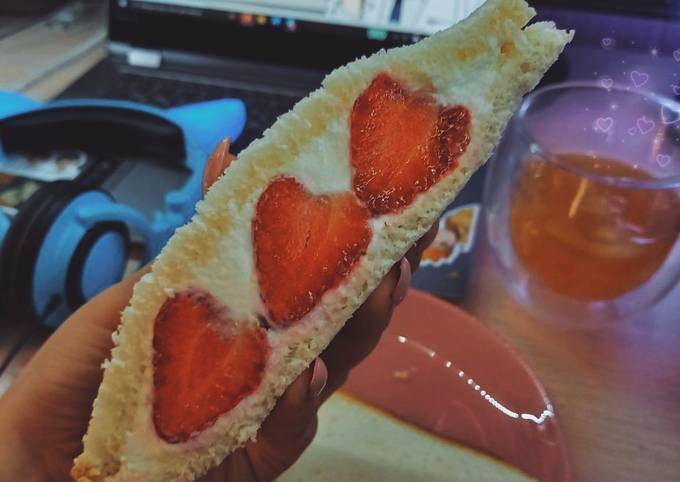 Японские сэндвичи с клубникой