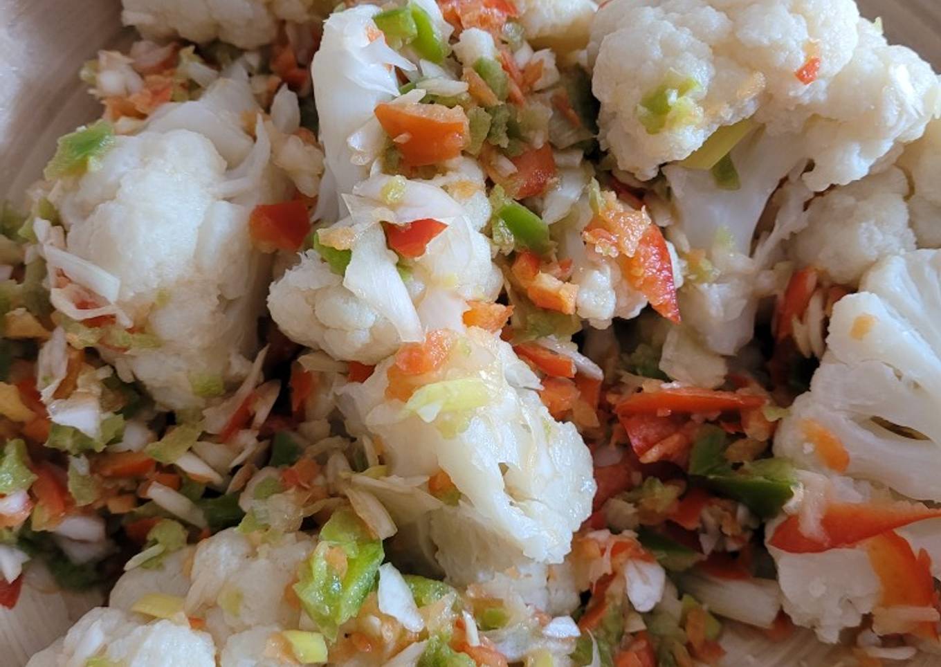 Guarnición de coliflor con picada de pimientos y vinagre