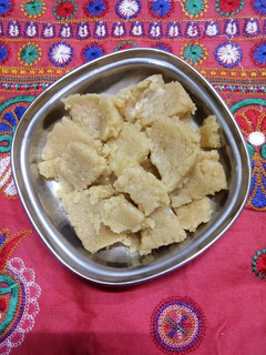 સુખડી (Sukhdi Recipe In Gujarati) રેસીપી મુખ્ય ફોટો