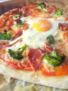 Una foto de Pizza casera con salsa artesanal