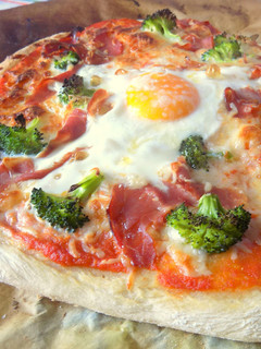 Una foto de Pizza casera con salsa artesanal