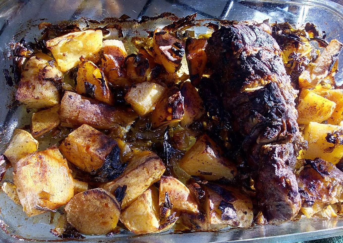 Carne al horno con papas y batatas