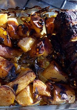 Una foto de Carne al horno con papas y batatas