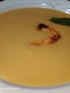 Una foto de Crema de coliflor, con langostinos y azafrán