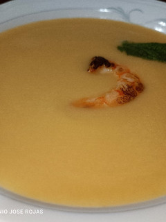 Una foto de Crema de coliflor, con langostinos y azafrán