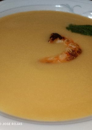 Foto principal de Crema de coliflor, con langostinos y azafrán