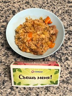 Фото Жареный тайский рис с курицей и овощами.