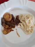 Espaguete ao molho alfredo com tirinhas de carne