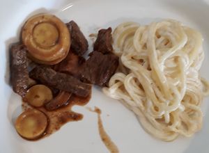 Foto de Espaguete ao molho alfredo com tirinhas de carne