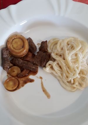 Foto de Espaguete ao molho alfredo com tirinhas de carne