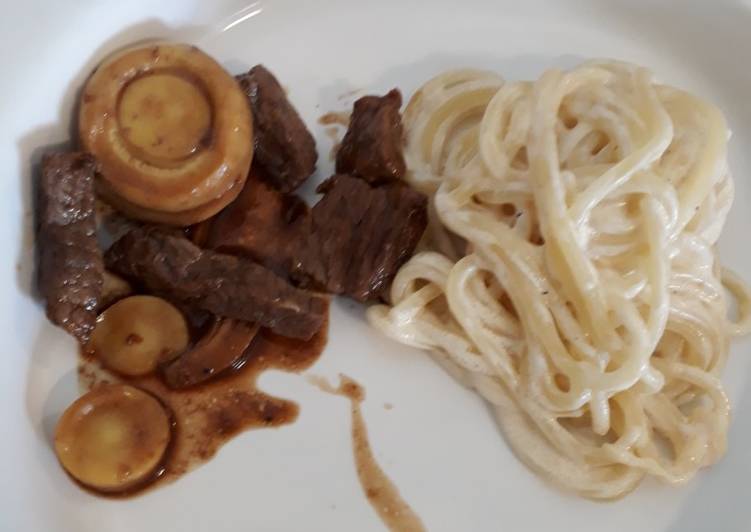 Espaguete ao molho alfredo com tirinhas de carne - Tudogosreceitas