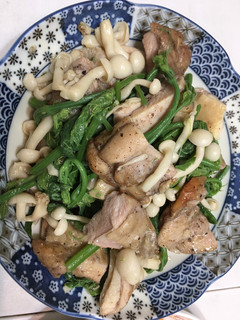 龍鬚菜雪菇炒無骨雞腿 的食譜成品照片