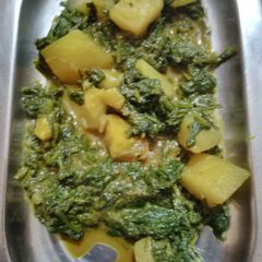 A picture of Aloo palak (potato spinach).