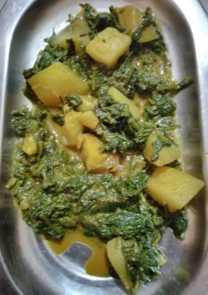 A picture of Aloo palak (potato spinach).