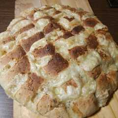 Una foto de Pan de ajo relleno con queso