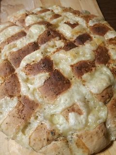 Una foto de Pan de ajo relleno con queso