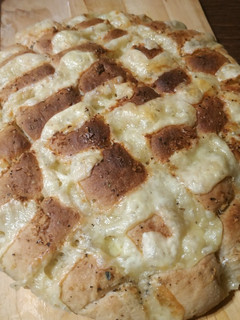 Una foto de Pan de ajo relleno con queso