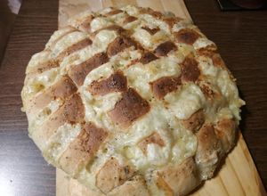 Una foto de Pan de ajo relleno con queso