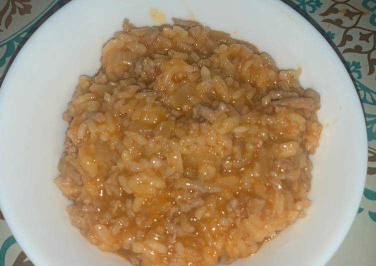 Arroz con carne picada y cebolla 👌🤤