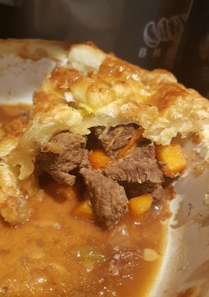 A picture of Beef and ale pie.