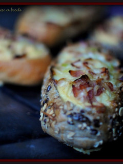 Una foto de Quiche de puerros, bacon y queso en bocata