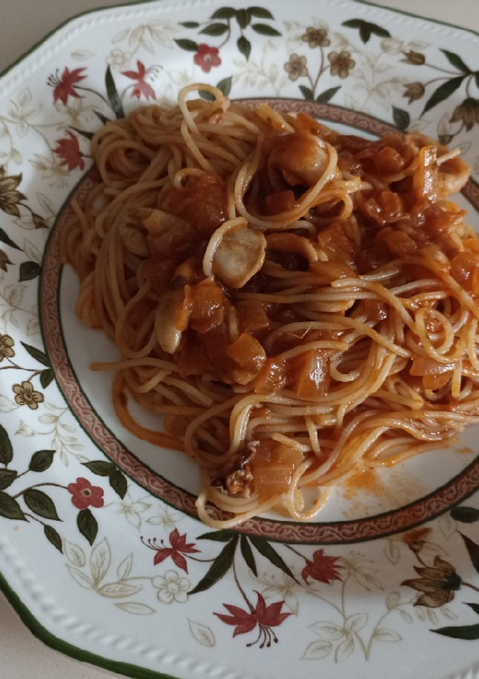 Una foto de Spaghetti con chipirones encebollados