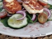 Una foto de ensaladas espinacas
