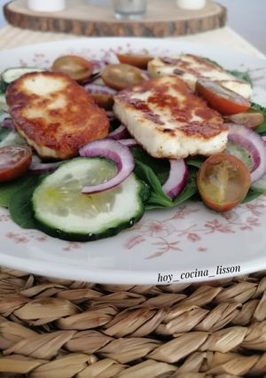 Una foto de Ensalada de Halloumi y espinacas