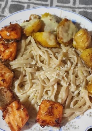 Una foto de Pasta con salmón y papa criolla