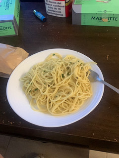 Una foto de Espaguetis con ajo y aceite