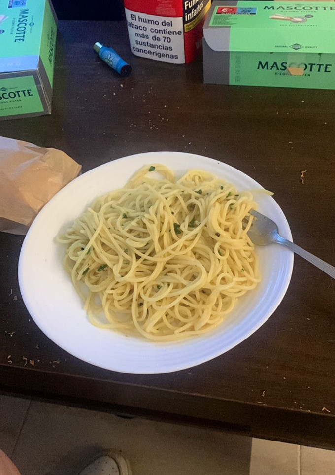 Una foto de Espaguetis con ajo y aceite