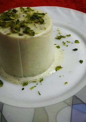 A picture of Pista Malai kulfi.