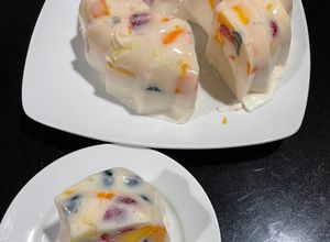 Una foto de Terrina con leche, yogurt y frutas