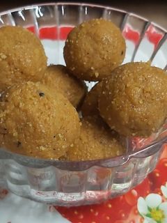 बेसन के लड्डू (besan ke ladoo recipe in Hindi) रेसिपी मुख्य फोटो