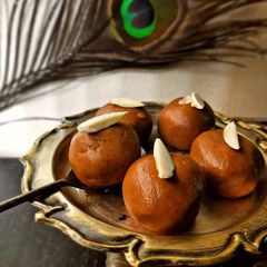 A picture of Besan ke laddu.