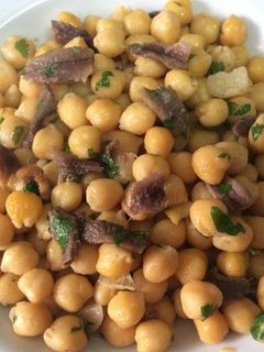 Una foto de Garbanzos fritos con anchoas