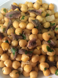 Una foto de Garbanzos fritos con anchoas